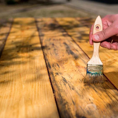 Sistema de revestimento à base de água com boa resistência UV concebido para camadas protetoras duráveis e acabamentos de superfície